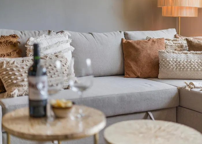 Aude De - Near The With Free Garagebox 니우포르트