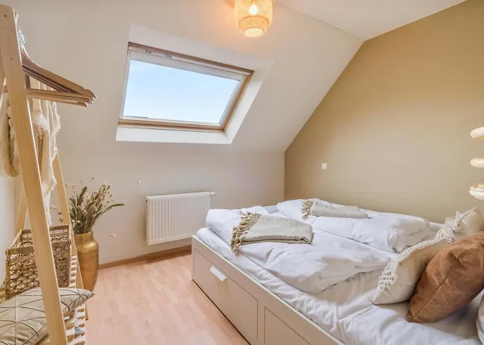 Aude De - Near The With Free Garagebox